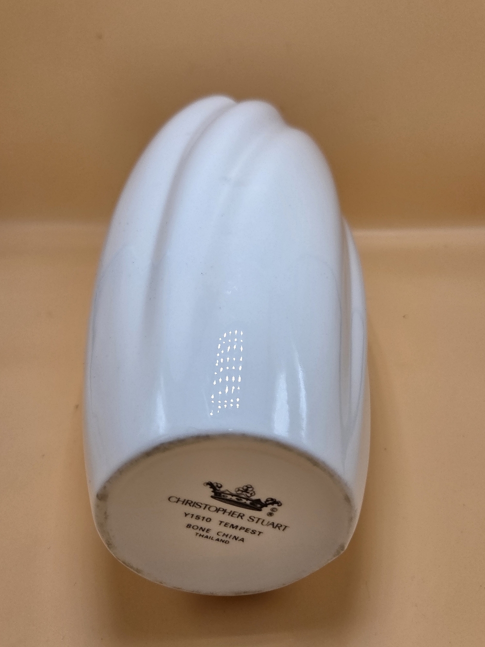 Elegant White Ceramic Vase - Sleek Home Accents - Picture 2 of 3